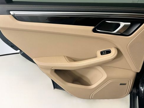 Certified 2025 Porsche Macan AWD/4WD image 26