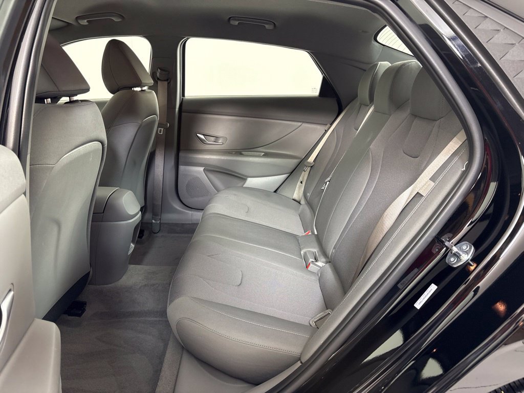 Used 2025 Hyundai Elantra SE FWD image 18