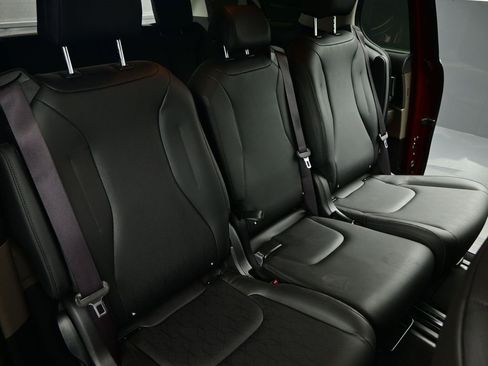 Certified 2025 Kia Carnival EX image 32