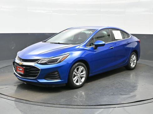 Used 2019 Chevrolet Cruze LT w/ Convenience Package image 2