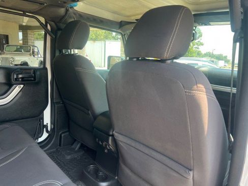 Used 2018 Jeep Wrangler Unlimited Rubicon w/ Connectivity Group image 30