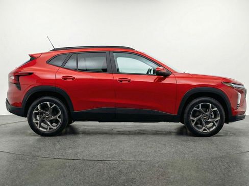 Used 2025 Chevrolet Trax LT FWD image 11