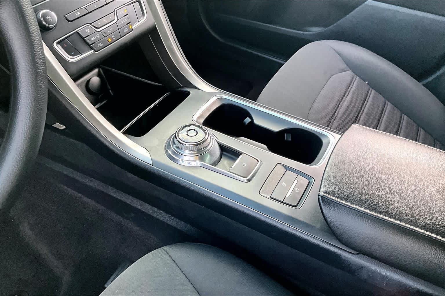 Used 2020 Ford Fusion SE FWD image 17