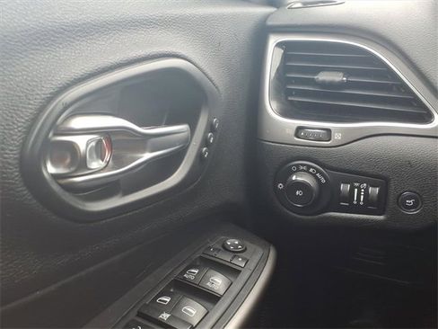 Used 2020 Jeep Cherokee Limited image 21