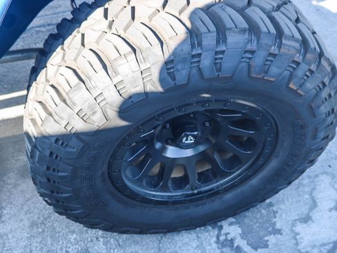 Used 2016 Jeep Wrangler Unlimited Sahara w/ Connectivity Group AWD/4WD image 17