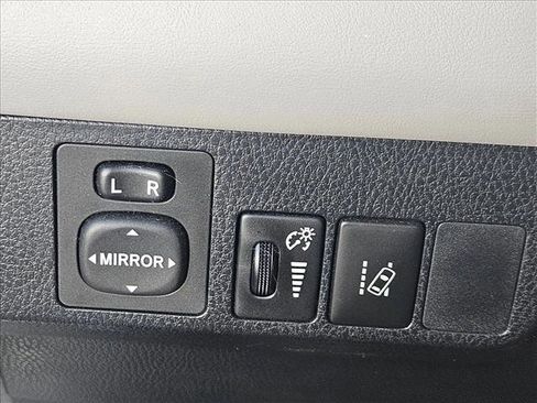 Used 2018 Toyota RAV4 LE AWD/4WD image 7