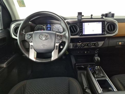 Used 2020 Toyota Tacoma SR5 AWD/4WD image 32