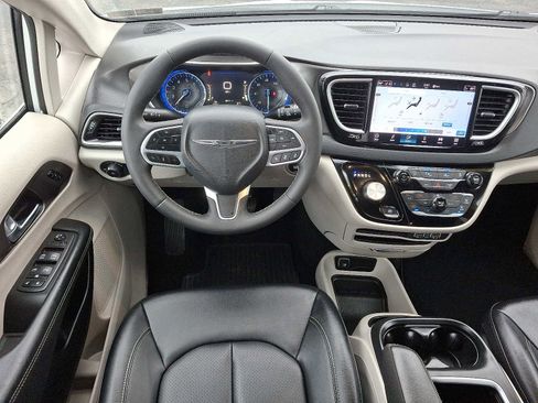 Used 2024 Chrysler Pacifica Touring-L image 11