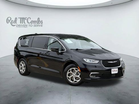 Used 2024 Chrysler Pacifica Limited image 1