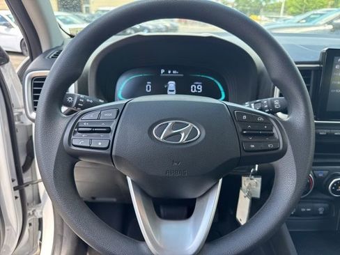 Used 2024 Hyundai Venue SE FWD image 11