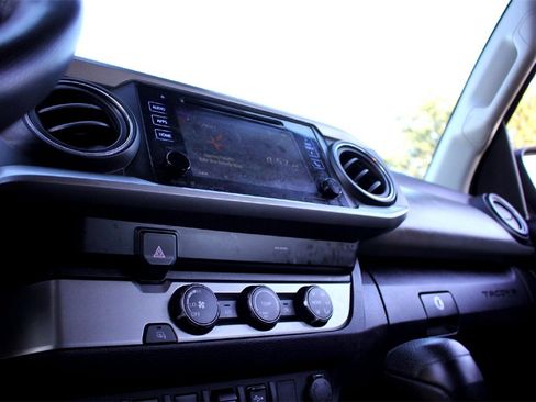 Used 2019 Toyota Tacoma TRD Sport image 15