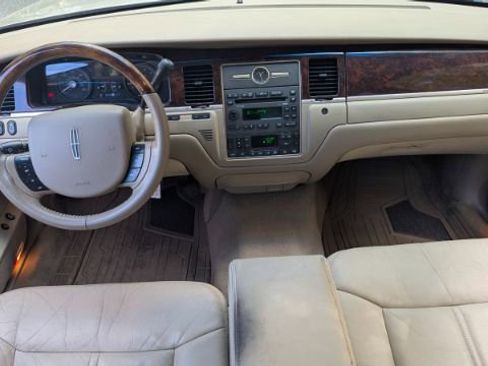 Used 2011 Lincoln Town Car Signature Limited image 21