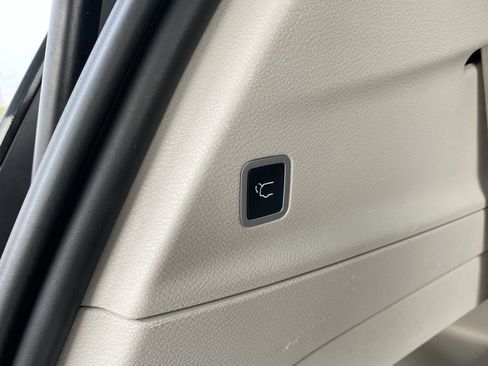 Used 2024 Chrysler Voyager LX image 33