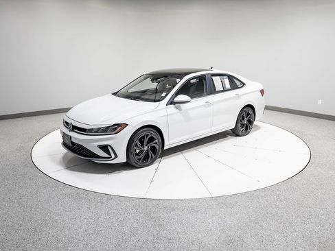 Used 2025 Volkswagen Jetta SE w/ Black Wheel Package image 31