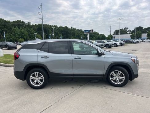 Used 2024 GMC Terrain SLE FWD image 9