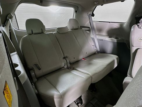 Used 2013 Toyota Sienna XLE image 7