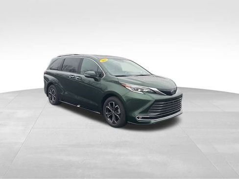 Used 2025 Toyota Sienna Platinum image 7