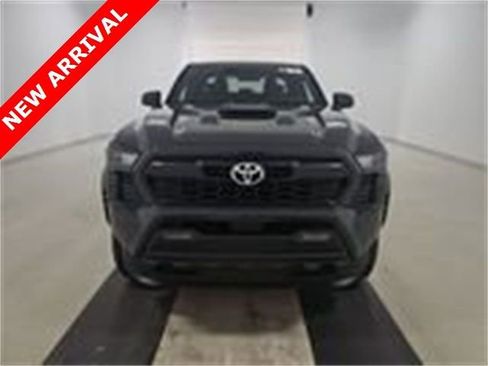 Certified 2025 Toyota Tacoma TRD Off-Road image 2
