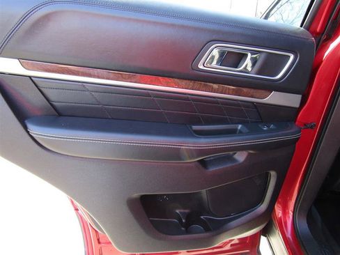 Used 2017 Ford Explorer Platinum image 30