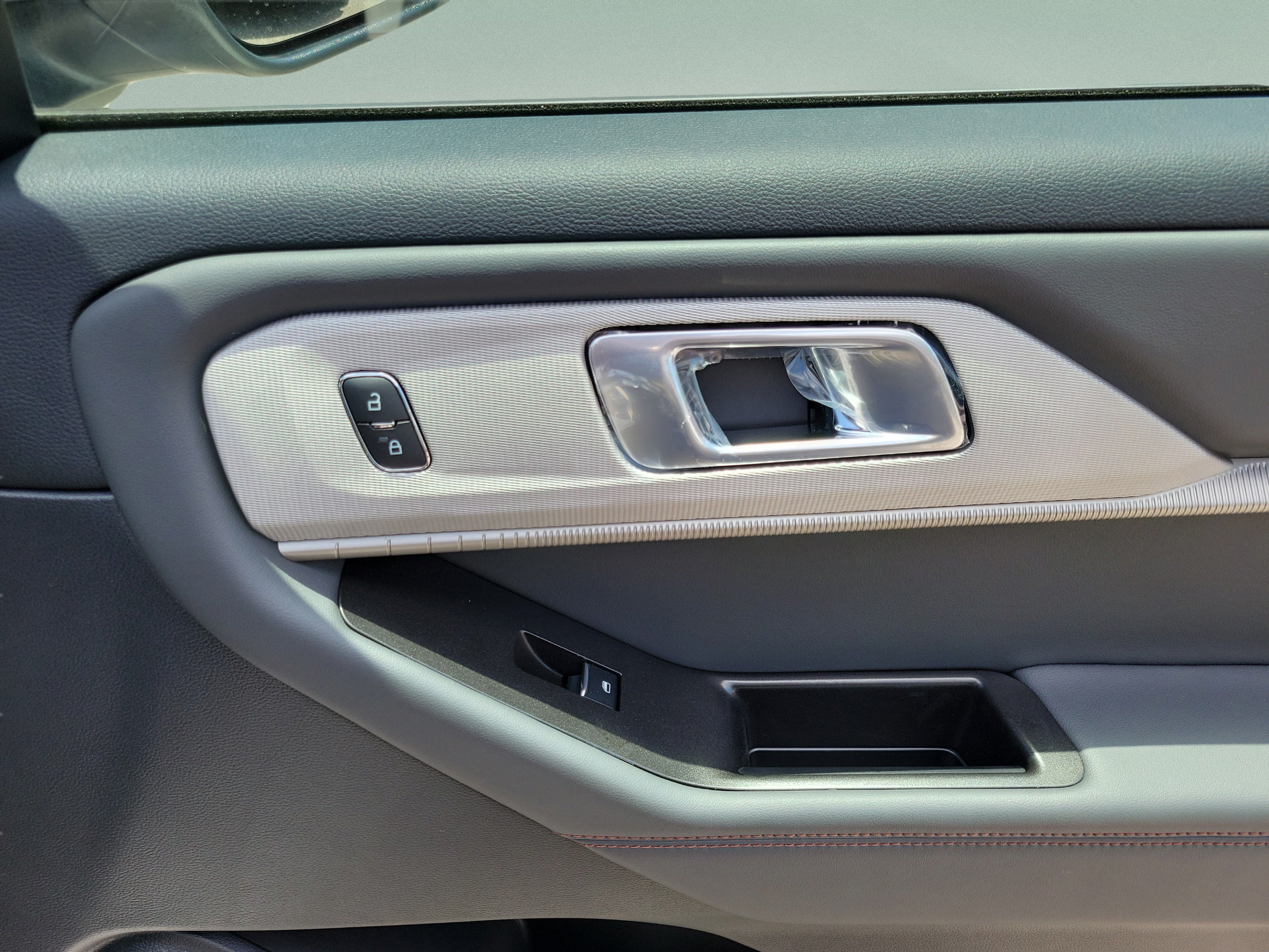 New 2026 Ford Explorer Active AWD/4WD image 8
