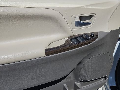 Used 2017 Toyota Sienna XLE w/ XLE Navigation Package FWD image 19