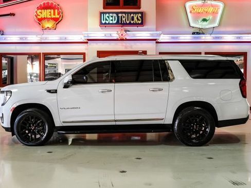 Used 2022 GMC Yukon XL SLT w/ SLT Premium Package image 12