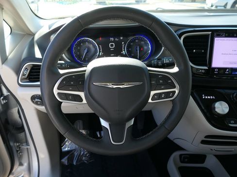 Used 2023 Chrysler Pacifica Touring-L image 16