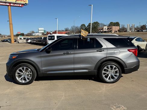 Certified 2022 Ford Explorer Platinum w/ Equipment Group 601A image 8