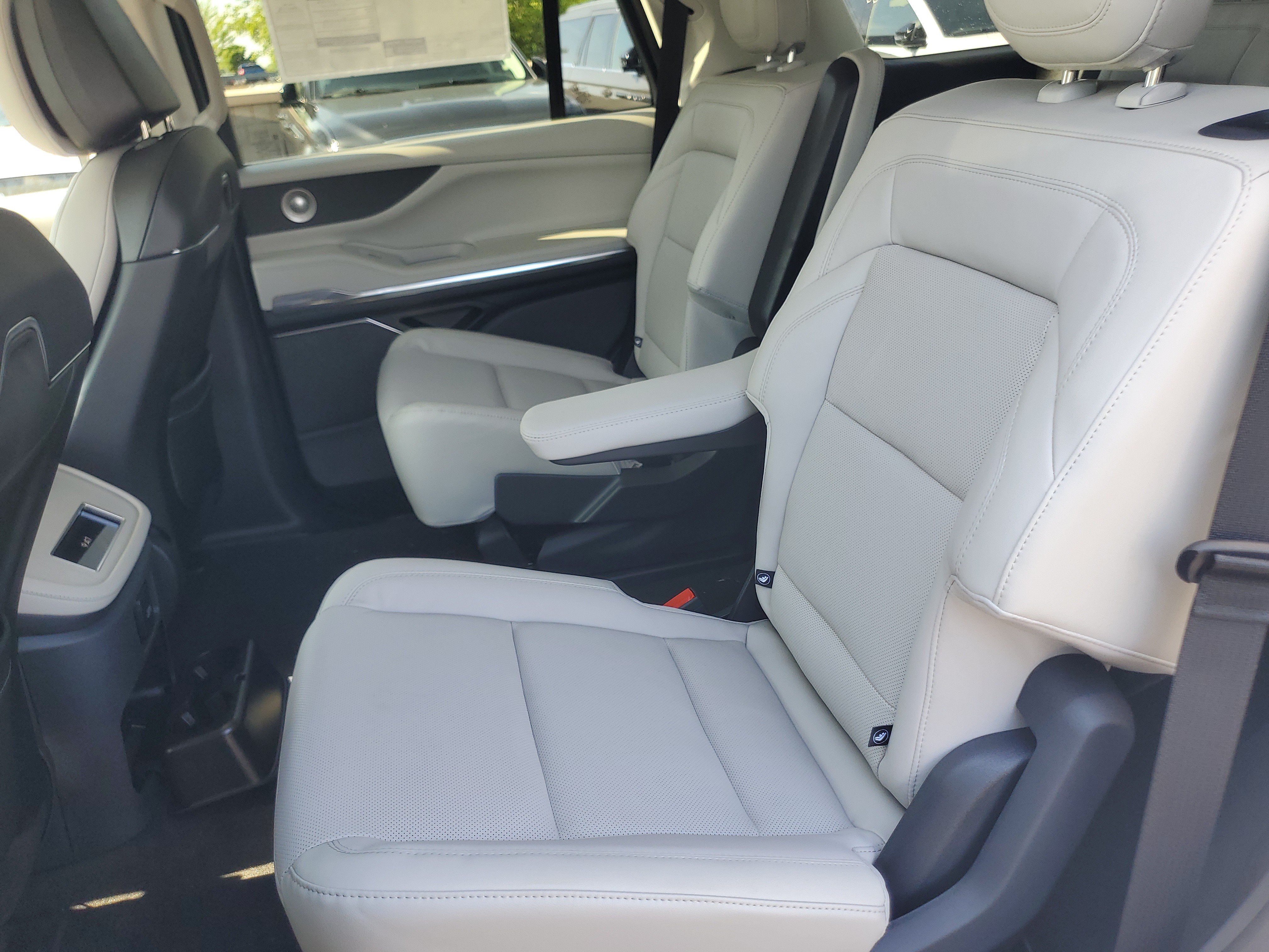 New 2026 Lincoln Navigator Reserve AWD/4WD image 30