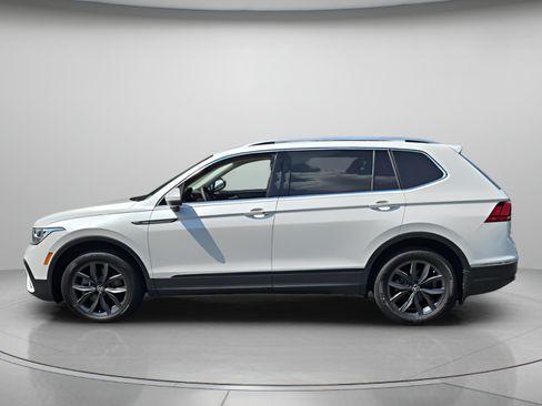 Used 2023 Volkswagen Tiguan SE w/ Panoramic Sunroof Package FWD image 2