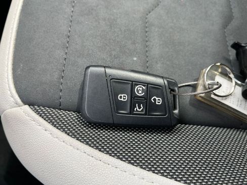 Used 2025 Volkswagen Taos SE image 21
