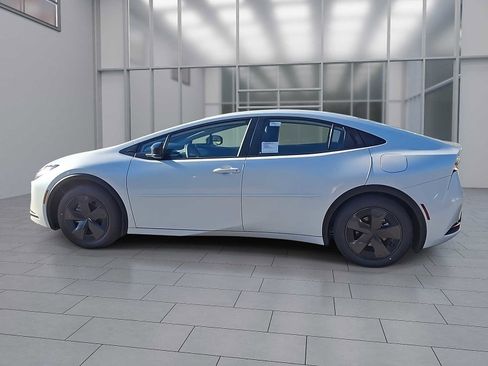 New 2026 Toyota Prius Plug-In Hybrid image 2