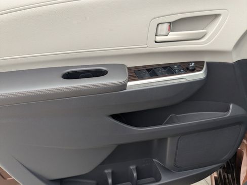 Used 2021 Toyota Sienna LE image 14