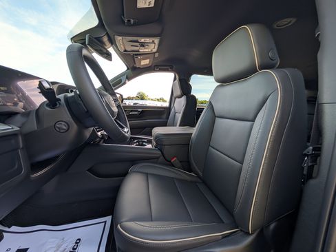 New 2025 Chevrolet Suburban Premier image 25