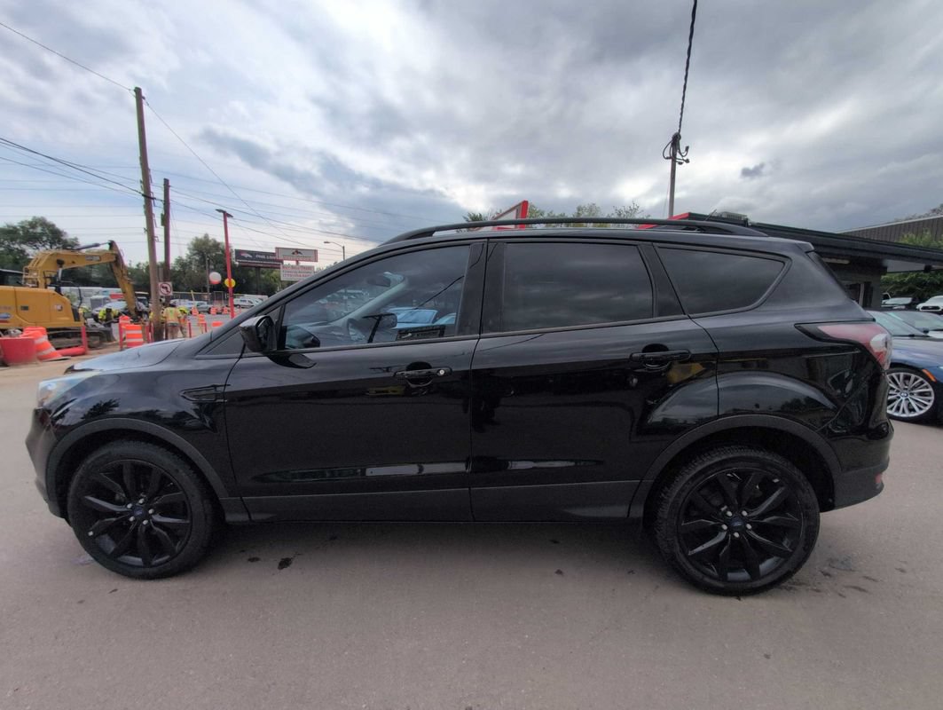 Used 2017 Ford Escape SE w/ SE Sport Appearance Package FWD image 4
