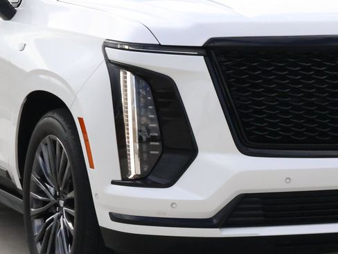 Used 2025 Cadillac Escalade Sport Platinum image 9