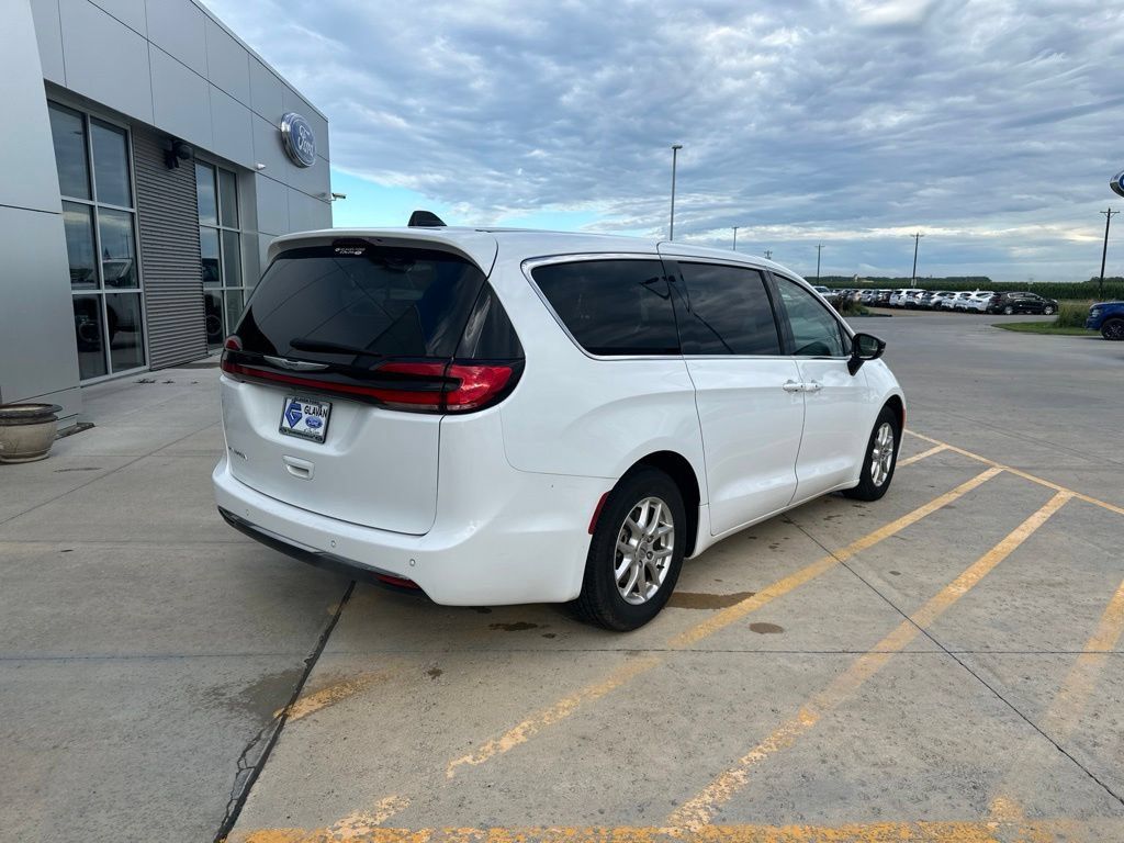 Used 2024 Chrysler Pacifica Touring-L FWD image 7