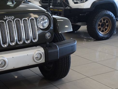 Used 2015 Jeep Wrangler Unlimited Sahara w/ Dual Top Group AWD/4WD image 13