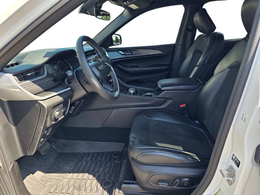 Used 2025 Jeep Grand Cherokee Altitude AWD/4WD image 16