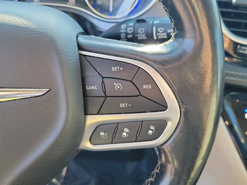 Used 2021 Chrysler Pacifica Touring-L image 23