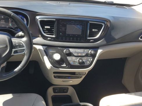 Used 2019 Chrysler Pacifica Touring-L Plus image 12