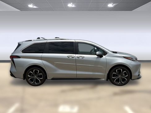 Used 2025 Toyota Sienna Platinum FWD image 8