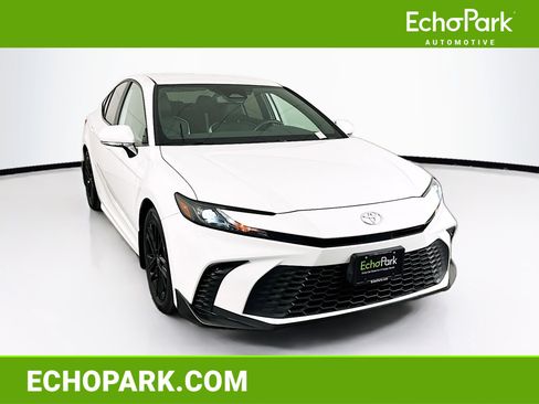 Used 2025 Toyota Camry SE image 1