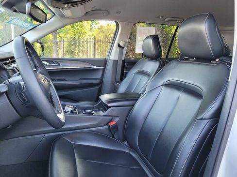 Used 2023 Jeep Grand Cherokee Limited RWD image 12