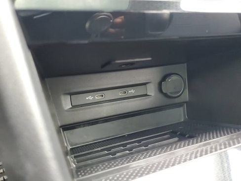 Certified 2025 Volkswagen Taos SE FWD image 28