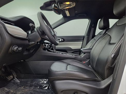 Used 2025 Jeep Compass Limited image 23