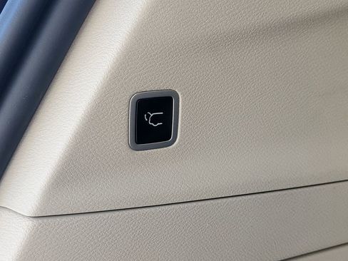 Used 2023 Chrysler Voyager LX FWD image 8