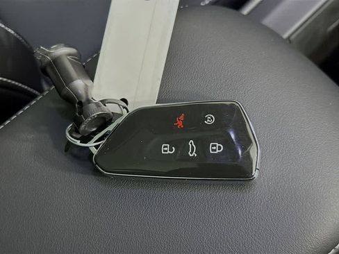 Used 2025 Volkswagen Tiguan SE w/ Panoramic Sunroof Package AWD/4WD image 21