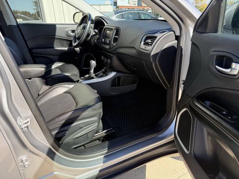Used 2018 Jeep Compass Latitude w/ Cold Weather Group AWD/4WD image 11