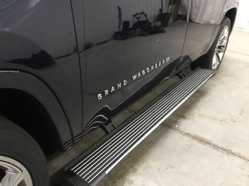 Used 2022 Jeep Grand Wagoneer Series II AWD/4WD image 5